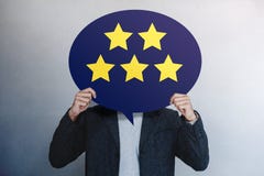 Ο πελάτης δοκιμάζει την έννοια Ευτυχής πελάτης που παρουσιάζει πέντε αστέρια που εκτιμούν για τη θετική αναθεώρηση στην κάρτα λεκ στοκ εικόνα με δικαίωμα ελεύθερης χρήσης Ο πελάτης δοκιμάζει την έννοια Ευτυχής πελάτης που παρουσιάζει πέντε αστέρια που εκτιμούν για τη θετική αναθεώρηση στην κάρτα λεκ στοκ εικόνα με δικαίωμα ελεύθερης χρήσης