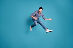 Ο πλήρης αστείος γοητευτικός τύπος φωτογραφιών άποψης μεγέθους σωμάτων μήκους έχει τις διακοπές ελεύθερου χρόνου να φανταστούν το στοκ εικόνα με δικαίωμα ελεύθερης χρήσης Ο πλήρης αστείος γοητευτικός τύπος φωτογραφιών άποψης μεγέθους σωμάτων μήκους έχει τις διακοπές ελεύθερου χρόνου να φανταστούν το στοκ εικόνα με δικαίωμα ελεύθερης χρήσης