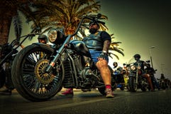 Ο ποδηλάτης είναι έτοιμος defile στοκ εικόνα Ο ποδηλάτης είναι έτοιμος defile στοκ εικόνα