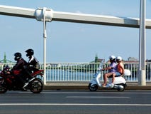 Ο ποταμός Δούναβη στη Βουδαπέστη με τη γέφυρα και τους ποδηλάτες της Elisabeth στοκ φωτογραφίες με δικαίωμα ελεύθερης χρήσης Ο ποταμός Δούναβη στη Βουδαπέστη με τη γέφυρα και τους ποδηλάτες της Elisabeth στοκ φωτογραφίες με δικαίωμα ελεύθερης χρήσης
