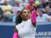 Ο πρωτοπόρος Serena Ουίλιαμς του Grand Slam των Ηνωμένων Πολιτειών στη δράση κατά τη διάρκεια της γύρω από αντιστοιχία τέσσερα στ Ο πρωτοπόρος Serena Ουίλιαμς του Grand Slam των Ηνωμένων Πολιτειών στη δράση κατά τη διάρκεια της γύρω από αντιστοιχία τέσσερα στ