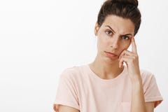 Ο πυροβολισμός κινηματογραφήσεων σε πρώτο πλάνο ενδιαφερόμενου η νέα μητέρα που κλίνει στο δάχτυλο που και που εξετάζει στοχαστικ στοκ φωτογραφία Ο πυροβολισμός κινηματογραφήσεων σε πρώτο πλάνο ενδιαφερόμενου η νέα μητέρα που κλίνει στο δάχτυλο που και που εξετάζει στοχαστικ στοκ φωτογραφία