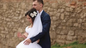 Ο πυροβολισμός μισό-μήκους ευτυχούς νέου του μοντέρνου το ζεύγος που χορεύει στην ηλιόλουστη οδό φιλμ μικρού μήκους Ο πυροβολισμός μισό-μήκους ευτυχούς νέου του μοντέρνου το ζεύγος που χορεύει στην ηλιόλουστη οδό φιλμ μικρού μήκους