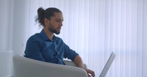 Ο πυροβολισμός σχεδιαγράμματος της προοδευτικής δακτυλογράφησης freelancer στη συνεδρίαση lap-top στην πολυθρόνα στο ελαφρύ γραφε απόθεμα βίντεο Ο πυροβολισμός σχεδιαγράμματος της προοδευτικής δακτυλογράφησης freelancer στη συνεδρίαση lap-top στην πολυθρόνα στο ελαφρύ γραφε απόθεμα βίντεο