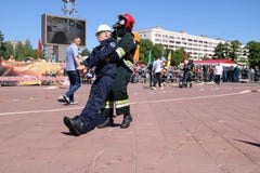 Ο πυροσβέστης ατόμων στις αλεξίπυρες διασώσεις κοστουμιών και κρανών σέρνει τραβά οι ανταγωνισμοί, Μινσκ, Λευκορωσία, 06 06 2018 στοκ φωτογραφία με δικαίωμα ελεύθερης χρήσης Ο πυροσβέστης ατόμων στις αλεξίπυρες διασώσεις κοστουμιών και κρανών σέρνει τραβά οι ανταγωνισμοί, Μινσκ, Λευκορωσία, 06 06 2018 στοκ φωτογραφία με δικαίωμα ελεύθερης χρήσης