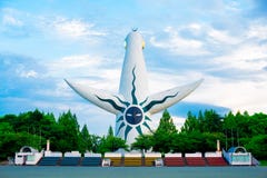 Ο πύργος του ήλιου από ιαπωνικό Taro Okamoto καλλιτεχνών βρίσκεται στο πάρκο Banpaku στην Οζάκα, Ιαπωνία Στο θερινό χρόνο, διεθνή στοκ φωτογραφία Ο πύργος του ήλιου από ιαπωνικό Taro Okamoto καλλιτεχνών βρίσκεται στο πάρκο Banpaku στην Οζάκα, Ιαπωνία Στο θερινό χρόνο, διεθνή στοκ φωτογραφία