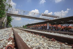 Ο σιδηρόδρομος είναι μια διαδρομή για τη μεταφορά των εμπορευμάτων και των επιβατών στοκ φωτογραφίες με δικαίωμα ελεύθερης χρήσης Ο σιδηρόδρομος είναι μια διαδρομή για τη μεταφορά των εμπορευμάτων και των επιβατών στοκ φωτογραφίες με δικαίωμα ελεύθερης χρήσης