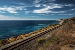 Ο σιδηρόδρομος κατά μήκος του ωκεανού, εθνική οδός παράλια Ειρηνικού στοκ εικόνες Ο σιδηρόδρομος κατά μήκος του ωκεανού, εθνική οδός παράλια Ειρηνικού στοκ εικόνες