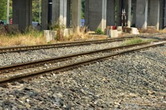 Ο σιδηρόδρομος τραίνων ακολουθεί την κινηματογράφηση σε πρώτο πλάνο Το μήκος της διαδρομής σιδηροδρόμων σιδηρόδρομος Τραίνο στοκ φωτογραφία Ο σιδηρόδρομος τραίνων ακολουθεί την κινηματογράφηση σε πρώτο πλάνο Το μήκος της διαδρομής σιδηροδρόμων σιδηρόδρομος Τραίνο στοκ φωτογραφία