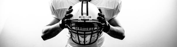 Ο στρατηγός αμερικανικού ποδοσφαίρου runningback παίρνει ένα κράνος Ο στρατηγός αμερικανικού ποδοσφαίρου runningback παίρνει ένα κράνος
