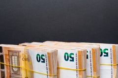 Ο σωρός 50 πραγματικού ευρώ σημειώνει 50 ευρο- τραπεζογραμμάτια κάτω από τη λαστιχένια ζώνη που απομονώνεται στο Μαύρο Περίπου 20 στοκ εικόνα με δικαίωμα ελεύθερης χρήσης Ο σωρός 50 πραγματικού ευρώ σημειώνει 50 ευρο- τραπεζογραμμάτια κάτω από τη λαστιχένια ζώνη που απομονώνεται στο Μαύρο Περίπου 20 στοκ εικόνα με δικαίωμα ελεύθερης χρήσης