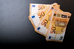 Ο σωρός 50 πραγματικού ευρώ σημειώνει 50 ευρο- τραπεζογραμμάτια κάτω από τη λαστιχένια ζώνη που απομονώνεται στο Μαύρο Περίπου 20 στοκ εικόνες με δικαίωμα ελεύθερης χρήσης Ο σωρός 50 πραγματικού ευρώ σημειώνει 50 ευρο- τραπεζογραμμάτια κάτω από τη λαστιχένια ζώνη που απομονώνεται στο Μαύρο Περίπου 20 στοκ εικόνες με δικαίωμα ελεύθερης χρήσης