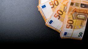Ο σωρός 50 πραγματικού ευρώ σημειώνει 50 ευρο- τραπεζογραμμάτια κάτω από τη λαστιχένια ζώνη που απομονώνεται στο Μαύρο Περίπου 20 στοκ φωτογραφίες Ο σωρός 50 πραγματικού ευρώ σημειώνει 50 ευρο- τραπεζογραμμάτια κάτω από τη λαστιχένια ζώνη που απομονώνεται στο Μαύρο Περίπου 20 στοκ φωτογραφίες