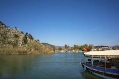 Ο τάφος βράχου και ο dalyan ποταμός σε Dalyan, Τουρκία στοκ φωτογραφίες Ο τάφος βράχου και ο dalyan ποταμός σε Dalyan, Τουρκία στοκ φωτογραφίες