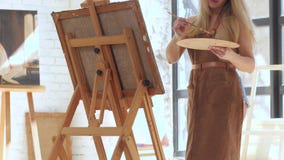 Ο ταλαντούχος καλλιτέχνης ενέπνευσε την εικόνα χρωμάτων στον καμβά που τοποθετήθηκε easel απόθεμα βίντεο Ο ταλαντούχος καλλιτέχνης ενέπνευσε την εικόνα χρωμάτων στον καμβά που τοποθετήθηκε easel απόθεμα βίντεο
