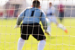 Ο τερματοφύλακας χρησιμοποιούμενος δίνει για τις συλλήψεις τη σφαίρα στο παιχνίδι αντιστοιχιών στοκ εικόνα με δικαίωμα ελεύθερης χρήσης Ο τερματοφύλακας χρησιμοποιούμενος δίνει για τις συλλήψεις τη σφαίρα στο παιχνίδι αντιστοιχιών στοκ εικόνα με δικαίωμα ελεύθερης χρήσης