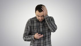 Ο τονισμένος νεαρός άνδρας συγκλόνισε έκπληκτος, που τρόμαξε και διαταραγμένος, από αυτό που βλέπει στο τηλέφωνο κυττάρων του στο στοκ φωτογραφία με δικαίωμα ελεύθερης χρήσης Ο τονισμένος νεαρός άνδρας συγκλόνισε έκπληκτος, που τρόμαξε και διαταραγμένος, από αυτό που βλέπει στο τηλέφωνο κυττάρων του στο στοκ φωτογραφία με δικαίωμα ελεύθερης χρήσης