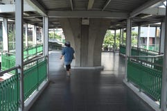 Ο τρόπος περιπάτων ουρανού στο σταθμό BTS στοκ εικόνα Ο τρόπος περιπάτων ουρανού στο σταθμό BTS στοκ εικόνα
