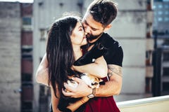 Ο τρύγος η εικόνα του ευτυχούς ζεύγους που κρατά τις γάτες τους Στοκ Φωτογραφία Ο τρύγος η εικόνα του ευτυχούς ζεύγους που κρατά τις γάτες τους Στοκ Φωτογραφία