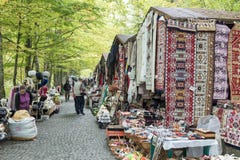 Ο τσιγγάνος Bazaar βρίσκεται όχι μακριά από το κάστρο Pelesh σε Sinaia στη Ρουμανία στοκ φωτογραφία με δικαίωμα ελεύθερης χρήσης Ο τσιγγάνος Bazaar βρίσκεται όχι μακριά από το κάστρο Pelesh σε Sinaia στη Ρουμανία στοκ φωτογραφία με δικαίωμα ελεύθερης χρήσης