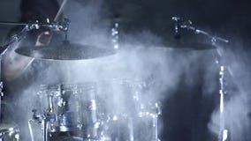 Ο τυμπανιστής παίζει τα τύμπανα σε ένα υπόστεγο κίνηση αργή απόθεμα βίντεο Ο τυμπανιστής παίζει τα τύμπανα σε ένα υπόστεγο κίνηση αργή απόθεμα βίντεο