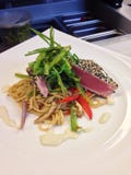 Ο τόνος Seared ανακατώνει τη σάλτσα Udon Wasabi τηγανητών στοκ φωτογραφία με δικαίωμα ελεύθερης χρήσης Ο τόνος Seared ανακατώνει τη σάλτσα Udon Wasabi τηγανητών στοκ φωτογραφία με δικαίωμα ελεύθερης χρήσης