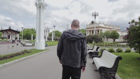 Ο τύπος κάθεται στον πάγκο αφότου σηκώνεται και γρήγορα φύλλα απόθεμα βίντεο Ο τύπος κάθεται στον πάγκο αφότου σηκώνεται και γρήγορα φύλλα απόθεμα βίντεο