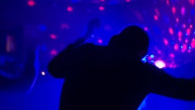 Ο τύπος με το κορίτσι που χορεύει σε ένα disco στη λέσχη στο υπόβαθρο του φωτός φιλμ μικρού μήκους Ο τύπος με το κορίτσι που χορεύει σε ένα disco στη λέσχη στο υπόβαθρο του φωτός φιλμ μικρού μήκους