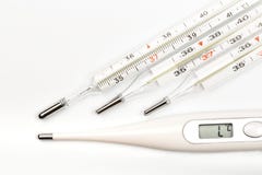 Ο υδράργυρος και τα ηλεκτρικά θερμόμετρα στο άσπρο υπόβαθρο κλείνουν επάνω την άποψη στοκ φωτογραφία με δικαίωμα ελεύθερης χρήσης Ο υδράργυρος και τα ηλεκτρικά θερμόμετρα στο άσπρο υπόβαθρο κλείνουν επάνω την άποψη στοκ φωτογραφία με δικαίωμα ελεύθερης χρήσης