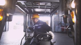 Ο υπάλληλος Forklift κατά μήκος της ουσίας παρελθόντος αποθηκών Ο υπάλληλος Forklift κατά μήκος της ουσίας παρελθόντος αποθηκών