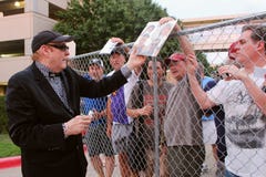Ο φτηνός κιθαρίστας Rick Nielsen μολύβδου τεχνάσματος υπογράφει τα αυτόγραφα για τους ανεμιστήρες στοκ εικόνες Ο φτηνός κιθαρίστας Rick Nielsen μολύβδου τεχνάσματος υπογράφει τα αυτόγραφα για τους ανεμιστήρες στοκ εικόνες