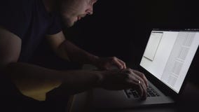 Ο χάκερ προσπαθεί να χαράξει τον κεντρικό υπολογιστή κυβερνητικών δικτύων τη νύχτα φιλμ μικρού μήκους Ο χάκερ προσπαθεί να χαράξει τον κεντρικό υπολογιστή κυβερνητικών δικτύων τη νύχτα φιλμ μικρού μήκους