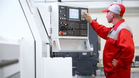 Ο χειριστής ελέγχει τη CNC μηχανή απόθεμα βίντεο Ο χειριστής ελέγχει τη CNC μηχανή απόθεμα βίντεο