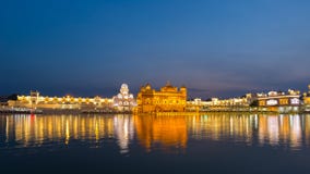 Ο χρυσός ναός σε Amritsar, το Punjab, την Ινδία, το πιό ιερές εικονίδιο και τη θέση λατρείας της σιχ θρησκείας Φωτισμένος στη νύχ στοκ εικόνες Ο χρυσός ναός σε Amritsar, το Punjab, την Ινδία, το πιό ιερές εικονίδιο και τη θέση λατρείας της σιχ θρησκείας Φωτισμένος στη νύχ στοκ εικόνες