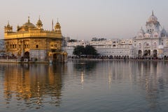 Ο χρυσός ναός σε Amritsar, το Punjab, την Ινδία, το πιό ιερές εικονίδιο και τη θέση λατρείας της σιχ θρησκείας Φως ηλιοβασιλέματο στοκ εικόνες Ο χρυσός ναός σε Amritsar, το Punjab, την Ινδία, το πιό ιερές εικονίδιο και τη θέση λατρείας της σιχ θρησκείας Φως ηλιοβασιλέματο στοκ εικόνες
