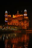 Ο χρυσός ναός σε Amritsar, το Punjab, την Ινδία, το πιό ιερές εικονίδιο και τη θέση λατρείας της σιχ θρησκείας Φωτισμένος στη νύχ στοκ εικόνα Ο χρυσός ναός σε Amritsar, το Punjab, την Ινδία, το πιό ιερές εικονίδιο και τη θέση λατρείας της σιχ θρησκείας Φωτισμένος στη νύχ στοκ εικόνα