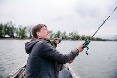 Ο ψαράς ρίχνει την περιστροφή στον ποταμό μια ηλιόλουστη ημέρα στοκ φωτογραφίες με δικαίωμα ελεύθερης χρήσης Ο ψαράς ρίχνει την περιστροφή στον ποταμό μια ηλιόλουστη ημέρα στοκ φωτογραφίες με δικαίωμα ελεύθερης χρήσης