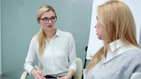 Ο ψυχολόγος είναι ακούοντας προσεκτικά γυναίκα πελατών που μιλά για τα προβλήματά της στη θεραπεία απόθεμα βίντεο Ο ψυχολόγος είναι ακούοντας προσεκτικά γυναίκα πελατών που μιλά για τα προβλήματά της στη θεραπεία απόθεμα βίντεο