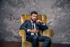 Ο όμορφος όμορφος επιχειρηματίας παίρνει μια συνεδρίαση υπολοίπου στ στοκ φωτογραφία Ο όμορφος όμορφος επιχειρηματίας παίρνει μια συνεδρίαση υπολοίπου στ στοκ φωτογραφία
