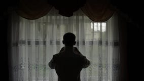 Ο όμορφος νεόνυμφος καθορίζει το πουκάμισό του Γαμήλιο πρωί Σκιαγραφία o απόθεμα βίντεο Ο όμορφος νεόνυμφος καθορίζει το πουκάμισό του Γαμήλιο πρωί Σκιαγραφία o απόθεμα βίντεο