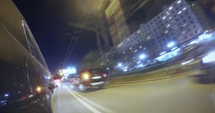 Οδήγηση σε μια οδό πόλεων νύχτας Θολωμένο χρονικό σφάλμα κινήσεων Άποψη από έξω από την καμπίνα φιλμ μικρού μήκους Οδήγηση σε μια οδό πόλεων νύχτας Θολωμένο χρονικό σφάλμα κινήσεων Άποψη από έξω από την καμπίνα φιλμ μικρού μήκους