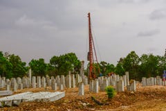 Οδήγηση σωρών για την οικοδόμηση κτηρίου στοκ φωτογραφία με δικαίωμα ελεύθερης χρήσης Οδήγηση σωρών για την οικοδόμηση κτηρίου στοκ φωτογραφία με δικαίωμα ελεύθερης χρήσης