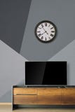Οδηγημένη TV στη στάση TV στο κενό δωμάτιο με το εκλεκτής ποιότητας ρολόι στο σύγχρονο wa στοκ εικόνα Οδηγημένη TV στη στάση TV στο κενό δωμάτιο με το εκλεκτής ποιότητας ρολόι στο σύγχρονο wa στοκ εικόνα