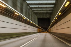 Οδηγώντας ένα αυτοκίνητο μέσα στη υψηλή ταχύτητα στη σήραγγα από το Μάλμοε στην Κοπεγχάγη στοκ εικόνες Οδηγώντας ένα αυτοκίνητο μέσα στη υψηλή ταχύτητα στη σήραγγα από το Μάλμοε στην Κοπεγχάγη στοκ εικόνες