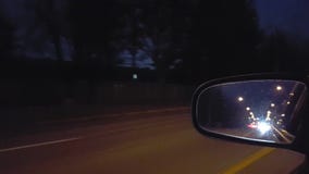 Οδηγώντας καθρέφτης πλάγιας όψης Άποψη POV οδηγών φιλμ μικρού μήκους Οδηγώντας καθρέφτης πλάγιας όψης Άποψη POV οδηγών φιλμ μικρού μήκους
