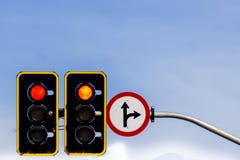 Οδικό σημάδι και σημάδι κυκλοφορίας στοκ φωτογραφία Οδικό σημάδι και σημάδι κυκλοφορίας στοκ φωτογραφία