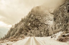 Οδικό τοπίο βουνών της Misty Cinematic Τοπίο με τους βράχους, τον ηλιόλουστο ουρανό ημέρας και τον όμορφο δρόμο ασφάλτου βουνών σ στοκ εικόνες Οδικό τοπίο βουνών της Misty Cinematic Τοπίο με τους βράχους, τον ηλιόλουστο ουρανό ημέρας και τον όμορφο δρόμο ασφάλτου βουνών σ στοκ εικόνες