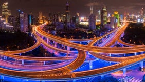 Οδοί και διατομές της Σαγκάη τη νύχτα με Pudong στο υπόβαθρο στοκ εικόνα Οδοί και διατομές της Σαγκάη τη νύχτα με Pudong στο υπόβαθρο στοκ εικόνα