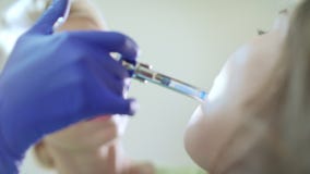 Οδοντίατρος που κάνει το στόμα ασθενών εγχύσεων αναισθησίας απομονωμένη γιατρός λευκή γυναίκα ανασκόπησης απόθεμα βίντεο Οδοντίατρος που κάνει το στόμα ασθενών εγχύσεων αναισθησίας απομονωμένη γιατρός λευκή γυναίκα ανασκόπησης απόθεμα βίντεο