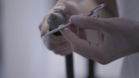 Οδοντικός τεχνικός που γυαλίζει τα τεχνητά κεραμικά δόντια που χρησιμοποιούν την αμμοστρωτική μηχανή συμπιεσμένου αέρα στο οδοντι απόθεμα βίντεο Οδοντικός τεχνικός που γυαλίζει τα τεχνητά κεραμικά δόντια που χρησιμοποιούν την αμμοστρωτική μηχανή συμπιεσμένου αέρα στο οδοντι απόθεμα βίντεο